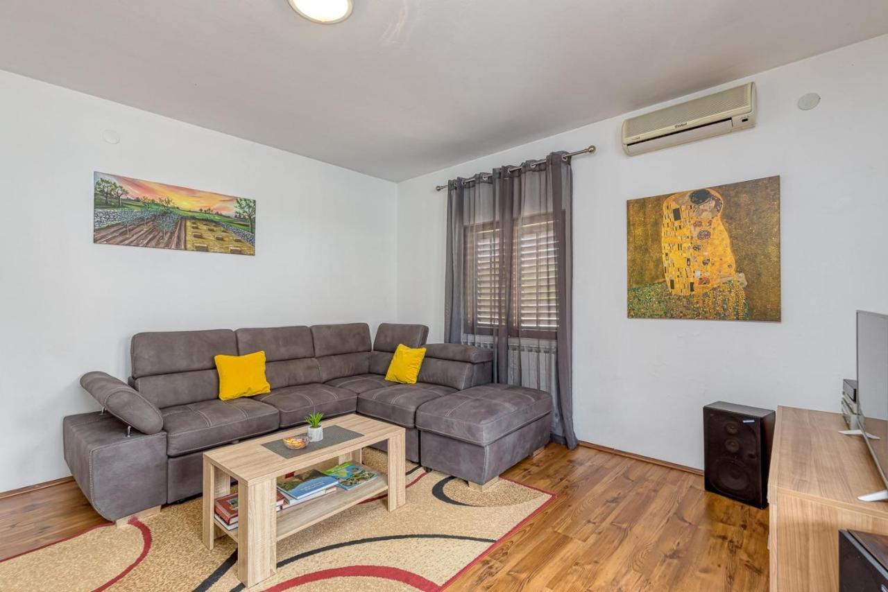Emanuela With Private Pool Apartment Loborika Exterior photo