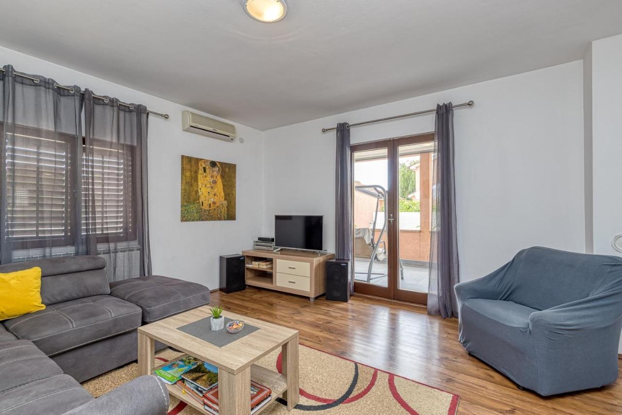 Emanuela With Private Pool Apartment Loborika Exterior photo